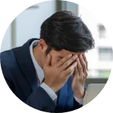 悩んでいる男性のイメージ
