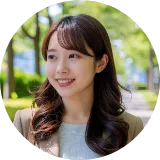 悩んでいる女性のイメージ