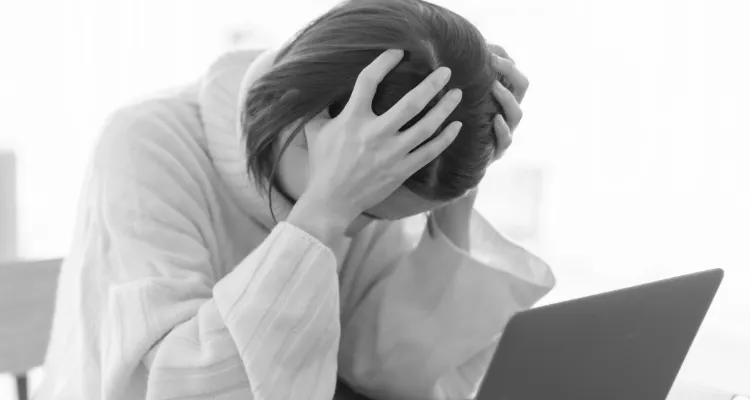 悩んでいる女性のイメージ